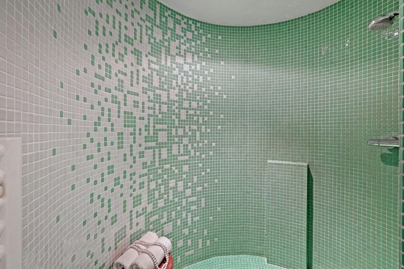 Minimalistička kupaonica s bijelim zidnim pločicama i drvenim detaljima - postavljanje pločica Samobor