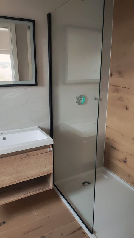 Adaptacija kupaonice s tuš kabinom i drvenim elementima - renovacija kupaonice Zagreb