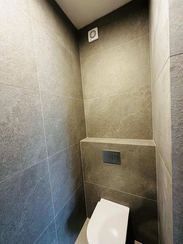 Adaptacija WC-a sa sivim keramičkim pločicama velikog formata - WC renovacija Zagreb