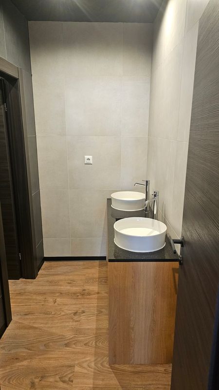 Kupaonica s dvostrukim umivaonikom i modernim sivim pločicama - adaptacija kupaonice Zagreb