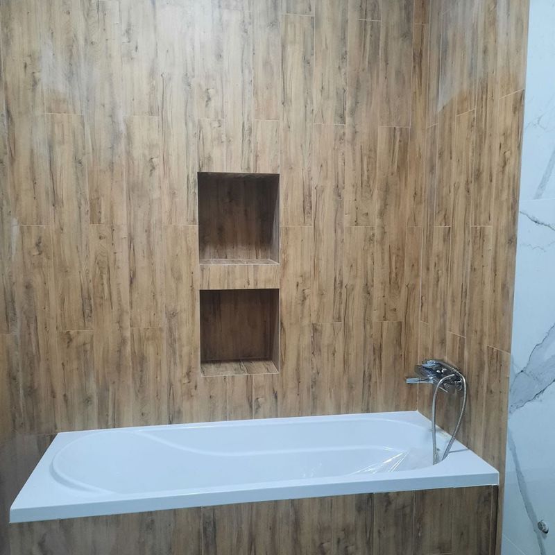 Kupaonica s kadom i drvenim efektom pločica s nišom za odlaganje - adaptacija kupaonice Mantofly d.o.o.