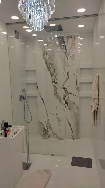 Luksuzna tuš kabina s mramornim pločicama i kristalnim lusterom - adaptacija kupaonice Zagreb, Mantofly d.o.o.