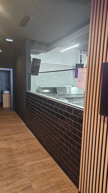 Oblaganje tamnim metro pločicama u poslovnom objektu - komercijalno postavljanje pločica Zagreb