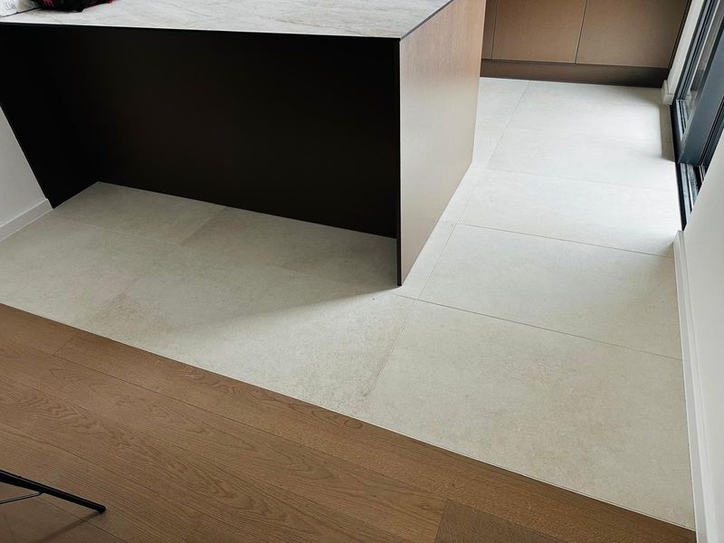 Velikoformatne podne pločice u modernoj kuhinji - postavljanje kuhinjskih pločica Zagreb