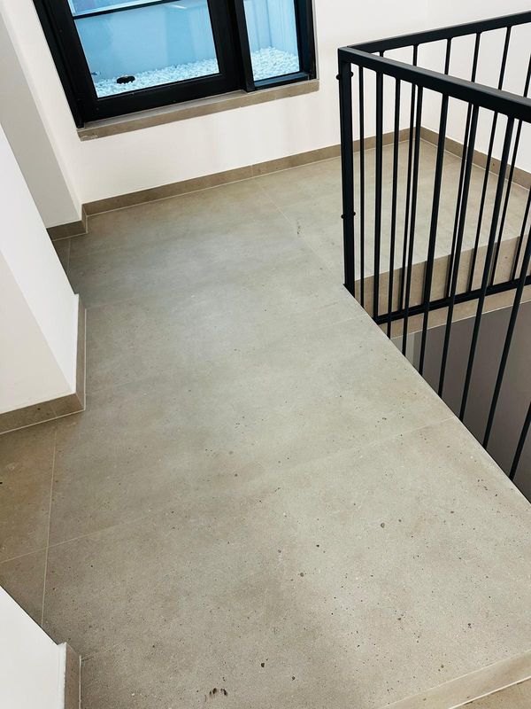 Podne pločice na stepeništu s crnom ogradom - postavljanje pločica stepenište Zagreb