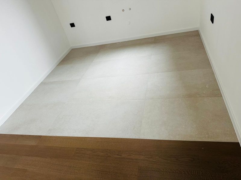 Postavljanje velikoformatnih podnih pločica u stambenom prostoru - podne pločice Zagreb, Mantofly