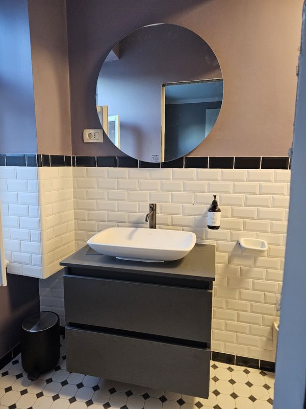 Retro kupaonica s bijelim metro pločicama i okruglim ogledalom - postavljanje pločica Zagreb, Mantofly